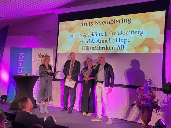 Kvällens första pris delades ut till &Aring;rets Nyetablering: HälsoFabriken i Kungsängen AB. Hans \