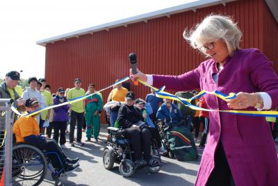 Tina Teljstedt, Socialnämndens ordförande invigningstalade och öppnade Omsorgsspelen genom att knyta upp det blågula bandet.