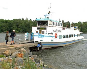 Mälarrederiets ångbåt Sjösaga trafikerar Kungsängens ångbåtsbrygga.