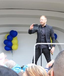 Nisse Bielfeldt var konferencier under Kungsfesten. Här filmade han den rosa-blå-lila publiken som hade allsång i väntan på DollyStyle.