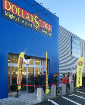 Bilden är en skärmdump från DollarStores hemsida från butiksinvigningen i Landskrona.