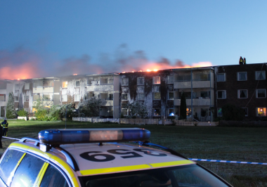 Klockan 19.48 den 25 maj 2013 larmades Räddningstjänst till Fjärilsstigen i Finnsta där en brand brutit ut på en balkong. Branden spred sig snabbt upp i taket på fastigheten.