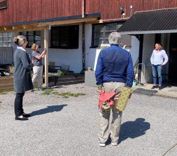 Prisutdelning pågår! Långt från strålkatarljus och galastass, men med en härlig majsol som ljuskälla, överraskades idag Johanna Karlén med utnämningen &Aring;rets Hållbara Företag.