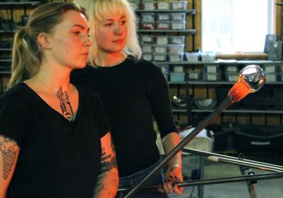 Erika och Ammy driver Glasbolaget på Sätra Gård i Bro.