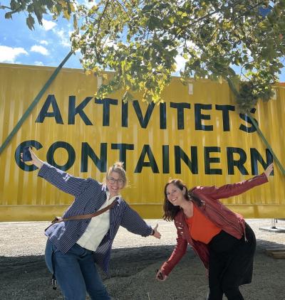 Ulrica Berglöf Lilja och Malin Rülf framför aktivitetscontainern. Båda två arbetar med projektet Omdaning Bro.