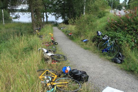 Cyklarna låg redo i slänten upp från sjön.