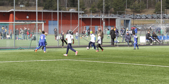 Bro IK deltog även de i KIFen Cup för P04. Här är det ena laget i full action.
