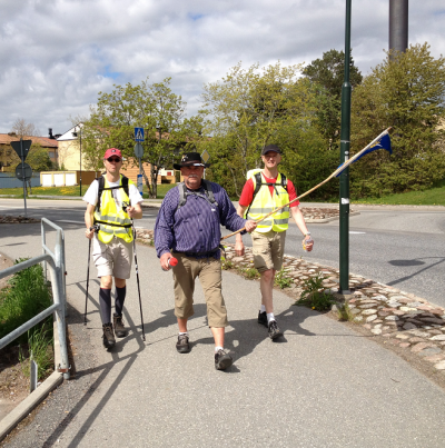 Tre glada vandrare närmar sig etappslutet vid Klint i Bro.