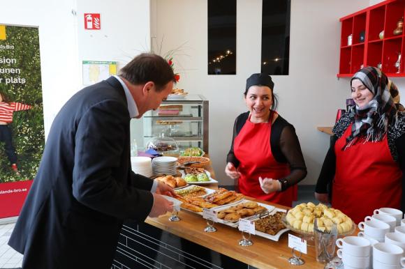 Vid Statsministerbesöket i Bro den 10 februari i år var café Nyfiket möteslokal. Såväl statsministern som alla övriga fikagäster var mycket imponerade av det allt det goda som dukats fram.