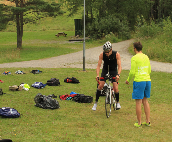 Sista växlingen skedde vid dansbanan vid Lillsjöns stora badstrand. Reine tog emot cyklarna så att deltagarna kunde koncentrera sig på skobytet.