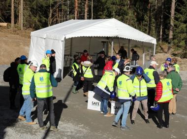 Första spadtaget närmar sig. Politiker, tjänstemän, representanter från Upplands-BroHus samt några närboende har samlats för att högtidligt starta bygget av Parkvägens LSS-boende. Det är entreprenören Heving & Hägglund som bygger.