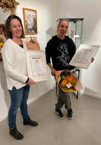 &Aring;rets konsthantverkare Simon Krümmel's gudmor Elisabeth Weman fick rycka in som stand in på blomsterceremonin. &Aring;rets konstnär, Susanne Sjöström, kunde själv ta emot blommor och diplom.