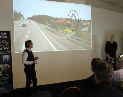 Anders Geijer och Johan Nylund berättade om den LEDskylt man fått bygglov på. Reklamskylten ska placeras vid sidan av E18, vid Kasmo industriområde. Skylten är inringad.