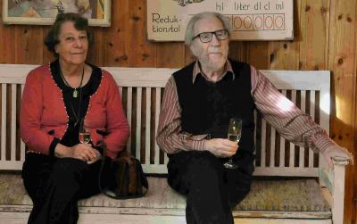 Bild från Börje Sandéns 90-årsfirande på Klint i Bro där han och Gudrun bland annat uppvaktades av Upplands-bro kommun med tillkännagivandet av det nyinstiftade Sandénstipendiet.