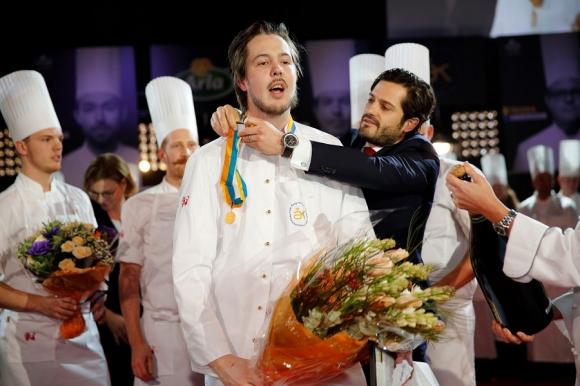 Jimmi Eriksson, bördig från Kungsängen, vann tävlingen &Aring;rets Kock 2016. HM Prins Carl-Philip delade ut medalj.