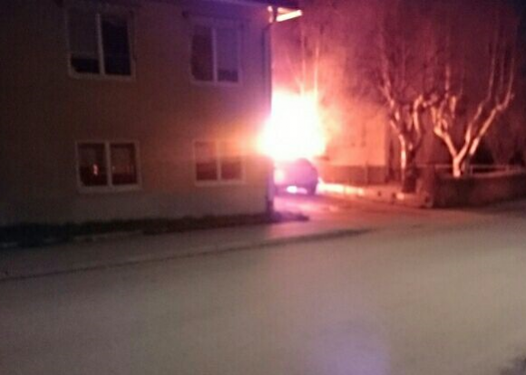 Nattens första bilbrand upptäcktes på Härnevi Skolväg.