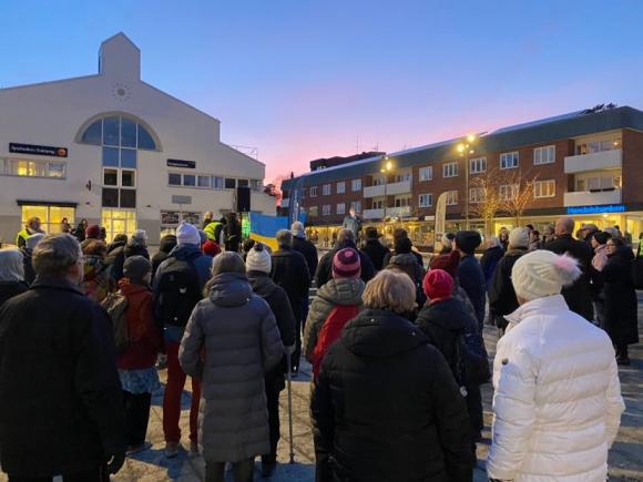 I mars 2022 hölls en manifestation mot kriget i Ukraina på torget i Kungsängen. UBRO var så klart också där för att visa sitt stöd.