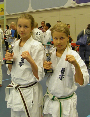 Ki och Py Pasanen från Kungsängen vann sina klasser i karatetävlingen Waterpoort Cup.