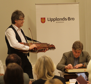 Lars Lindkvist, en av årets fem kulturstipendiater, imponerade åhörarna med sitt nyckelharpespel när han tillsammans med Tommy Wallster (på ackordcittra)spelade bland annat Bro Kyrkmarsch.