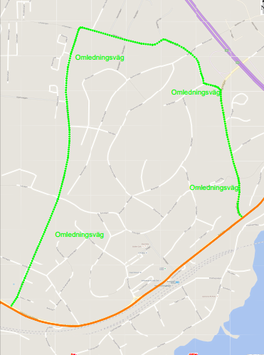 <span>Den gröna prickade linjen visar omledningsvägen och den röda linjen markerar Enköpingsvägen.  (Illustration: Halleskogs)</span>