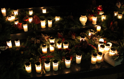 Minneslunden vid Kungsängens kyrka i Allhelgonatid.