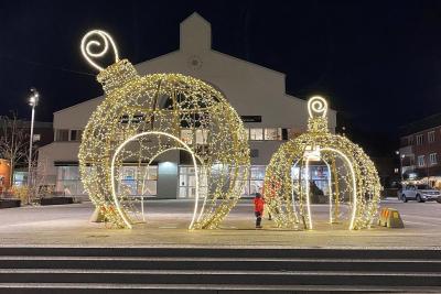 I samband med att juldekorationerna tänds på torgen i Bro centrum och i Kungsängens centrum så bjuder kommunen på glögg och pepparkakor.