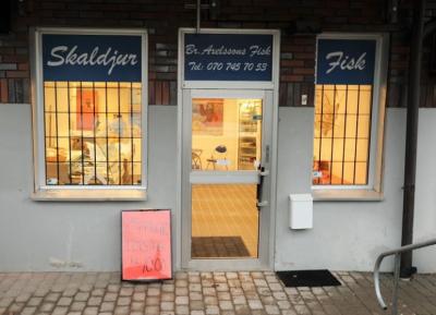 Fiskbutiken ligger i samma byggnad som vårdcentralen, Folktandvården, Nordic Wellness samt Bolaget.