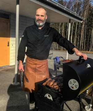 Emil vid grillen - en inte helt ovanlig syn för barnen på förskolan.