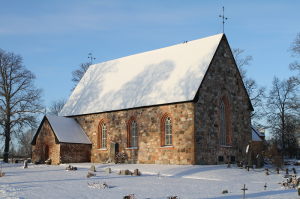 Arkivbild. Håtuna kyrka i vinterskrud.