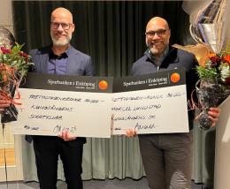 Anders Melin, ordförande i Kungsängens SK, och Marcel Lundstad, med ett stipendium till föreningen och ett till Marcel.