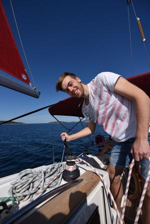Mark vid vinschen. Stor båt = stora segel och starka krafter, och då är vinscharna till fantastisk hjälp när det ska skotas hem i seglen.