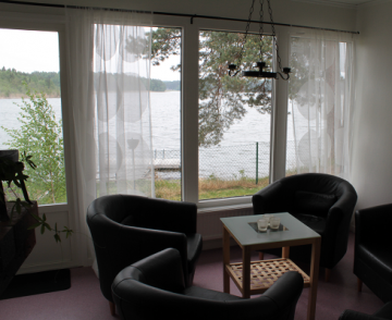 Utsikten från det stora fönsterpartiet i det lilla vardagsrummet är underbar.