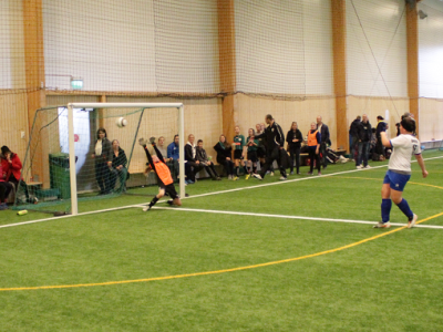 KIF spelade oavgjort mot Djursholm, 1-1. Matchen fick avgöras på straffar. Djursholm satte tre av sina straffar och Bro satte två.