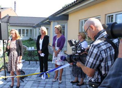 Eva Folke, Socilachef i Upplands-Bro hälsade alla välkomna till invigningen av ombyggda och tillbyggda Norrgården i Bro.