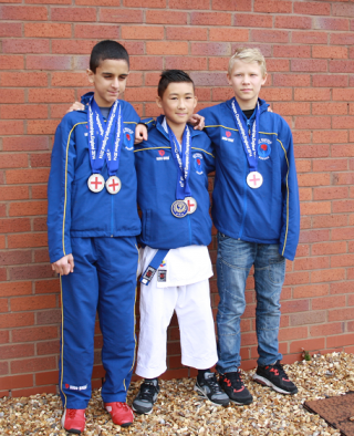 Damon, Isak och Eric tog medalj i WADO KAI EM i London. Med och tävlade från KKSF var också Kristoffer och Johan.