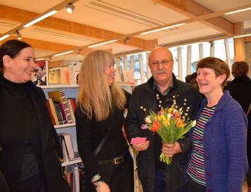 Lucia Kangur Röed, Anne Hansson och Lena Björk tackar volontär-tolken Amin för hjälpen med konstprojektet.