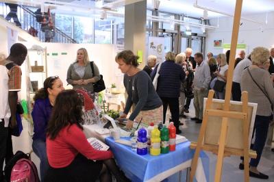 Minimässa, mingel, filmvisning och prova-på när Internationella Alzheimerdagen uppmärksammades i Upplands-Bro kommun. 