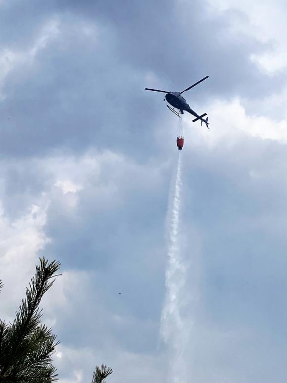 MSBs vattenbombningshelikopter är på plats för att assistera brandmännen i deras släckningsinsats vid Lejondalsskogen.
