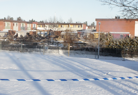 Den 16 januari 2014. Bilden är tagen i nästan samma vinkel som nulägesbilden. Drygt ett dygn efter den förödande branden då åtta familjer förlorade sina hem.