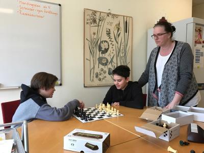 Leonardo och Lion ställer upp pjäserna inför eftermiddagens träningspass. Nancy berättar vad de ska tänka lite extra på i dagens spelomgång.