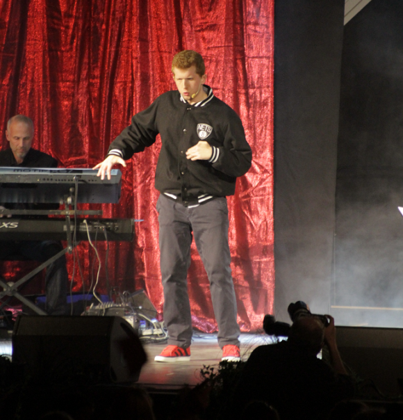 Bidrag nummer 11 Shout it out framfördes av Christian Lövgren från Kungsholmen.