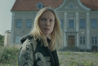 Eva Thörnblad, huvudpersonen i Jordskott, spelas av Moa Gammel. Här står Eva/Moa utanför &Aring;dö slott som i serien var hennes barndomshem.