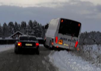 Sedan i lördags kväll har det inträffat ett flertal trafikolyckor i kommunen på grund av väglaget. Under måndagen har åtminstone två bussar haft dikeskänning.