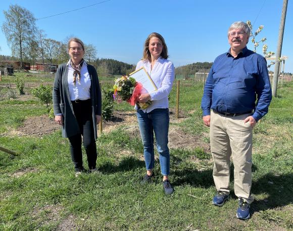 Kommunalråden Lisa Edwards och martin Normark agerade prisutdelare när kommunen uppvaktade sin vinnare i kategorin &Aring;rets Hållbara Företag: Bioinspira by Johanna AB.