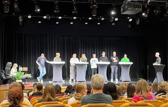 Fredrik Berling, längst till höger, var moderator under UBGs paneldebatt.