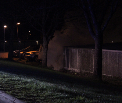 En bil som stod intill en garagelänga längs med Finnstabergsvägen brann.