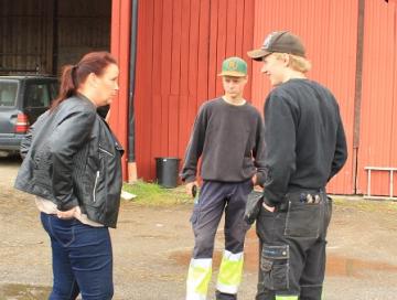 Camilla Janson samspråkar med Sebastian och Samuel som sommarjobbar på Aspviks Eko Lantbruk i Kungsängen.