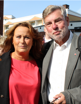 Camilla Janson. Här med före detta utrikesminister Björn von Sydow (S) under valspurten. Tillsammans besökte de Kulturhusinvigningen i Kungsängen.