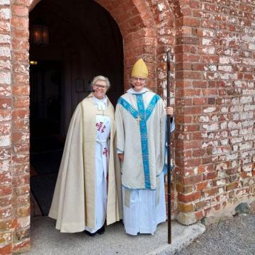 Kyrkoherde Cathrine Nordqvist välkomnades officiellt som kyrkoherde i Bro församling den 24 april. Under mottagningen förrättades gudstjänsten av Biskop Karin Johannesson.