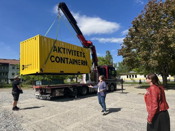 Ett skepp kommer lastat med! Eller snarare en kranbil kommer lastad med! en container full med sommarminnen - blivande sommarminnen!